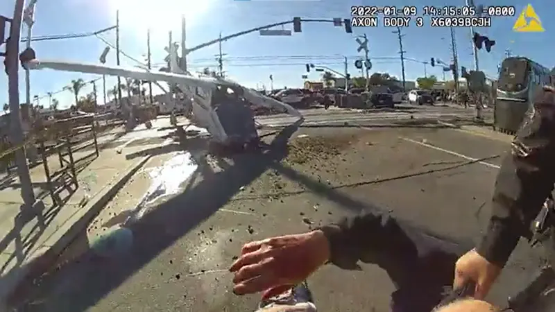 <p> La polic&iacute;a de los &aacute;ngeles rescata de forma extrema a un hombre que se hab&iacute;a accidentado junto con su avioneta en las v&iacute;as del ferrocarril, segundos antes de que este pasase. Fuente: Twitter @LAPDHQ </p>