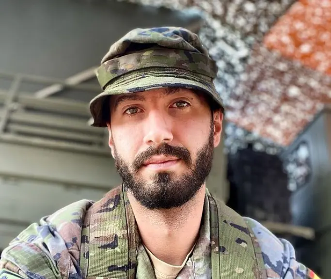 <p> Christian Condado, el joven de 27 a&ntilde;os perteneciente al ej&eacute;rcito de tierra que plant&oacute; cara a una 'manada'. Fuente: Instagram @nunca_caminaras.solo </p>