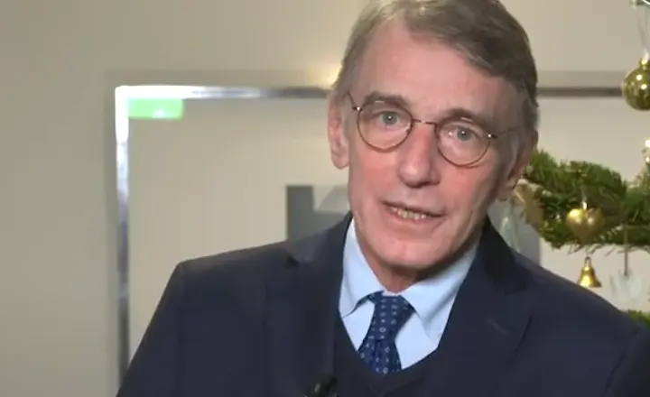 <p> David Sassoli deseando una feliz Navidad. Fuente: Twitter @EP_President </p>