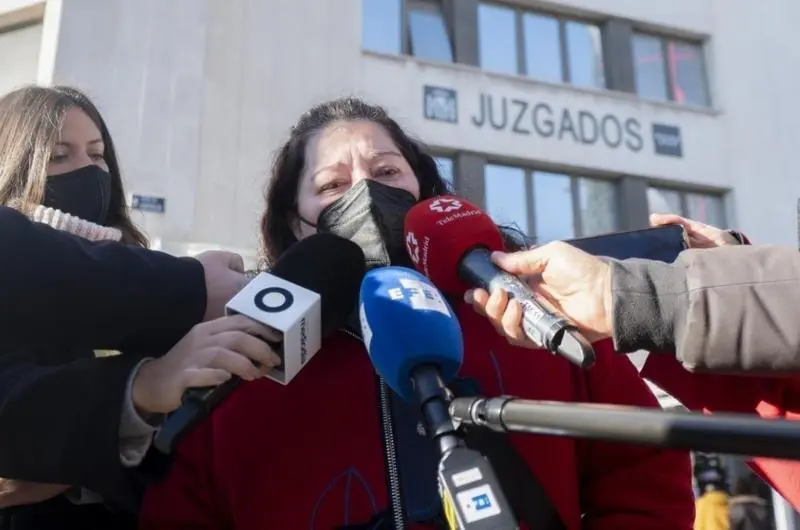 <p> Nines, madre de la v&iacute;ctima, pide que cese la violencia entre la gente joven. </p>