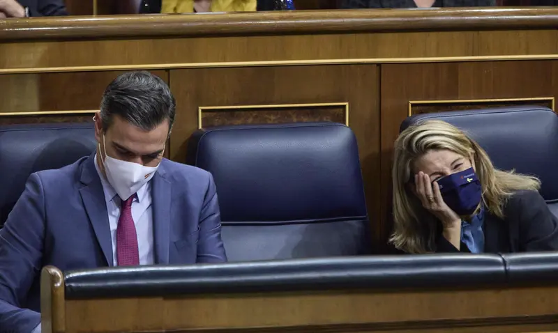 <p> Archivo - El presidente del Gobierno, Pedro S&aacute;nchez, y la vicepresidenta segunda, Yolanda D&iacute;az, en el Pleno del Congreso. - Jes&uacute;s Hell&iacute;n - Europa Press - Archivo </p>
