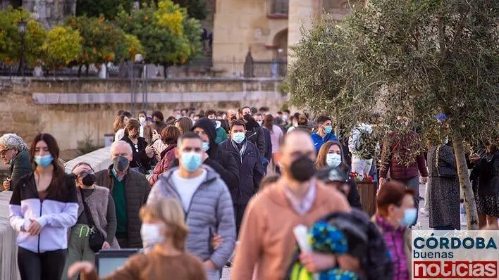 <p> Varias personas pasean sobre el Puente Romano | Jos&eacute; Le&oacute;n. </p>