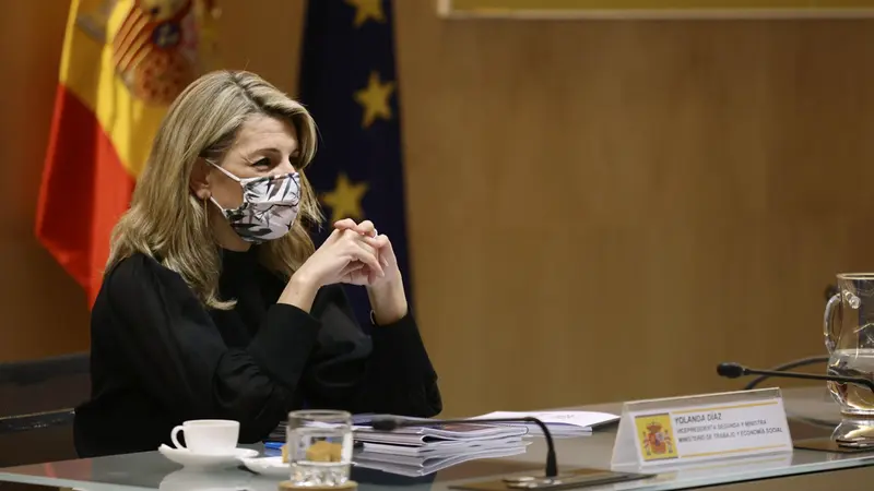 <p> La vicepresidenta segunda y ministra de Trabajo y Econom&iacute;a Social, Yolanda D&iacute;az, en una reuni&oacute;n de la Mesa de Di&aacute;logo Social para el Plan de Recuperaci&oacute;n, Transformaci&oacute;n y Resiliencia, en el Ministerio de Asuntos Econ&oacute;micos y Transformaci&oacute;n Digital. - Eduardo Parra - Europa Press </p>