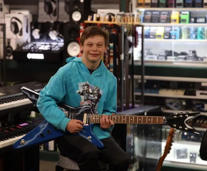 <p> Fallon con su guitarra de pantera </p>