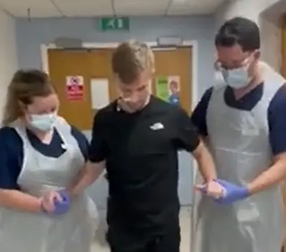 <p> Corey Wilkinson, aprendiendo a caminar de nuevo. </p>