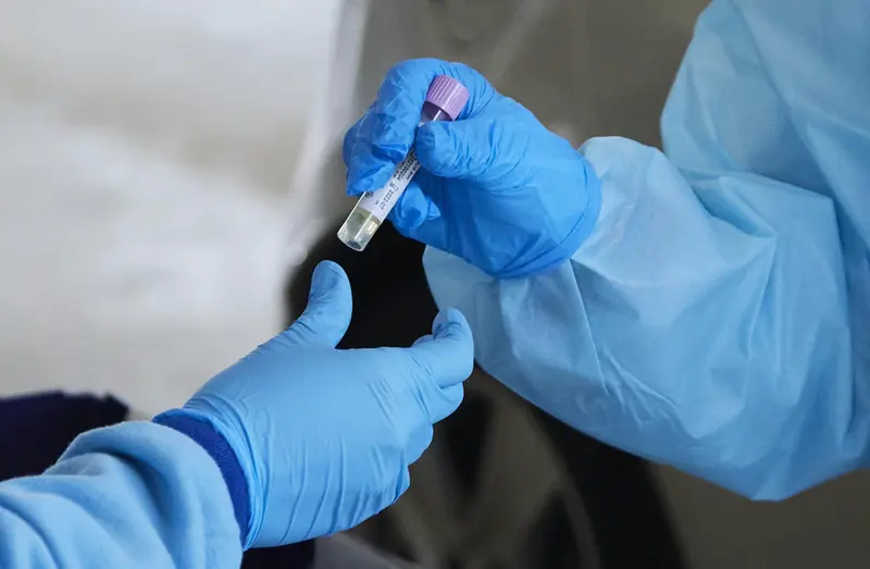 <p> Una enfermera da una muestra de PCR para su an&aacute;lisis durante la realizaci&oacute;n de PCR en el autocovid instalado en el Hospital Militar, a 28 de diciembre de 2021 en Sevilla (Andaluc&iacute;a, Espa&ntilde;a) - Joaquin Corchero - Europa Press </p>