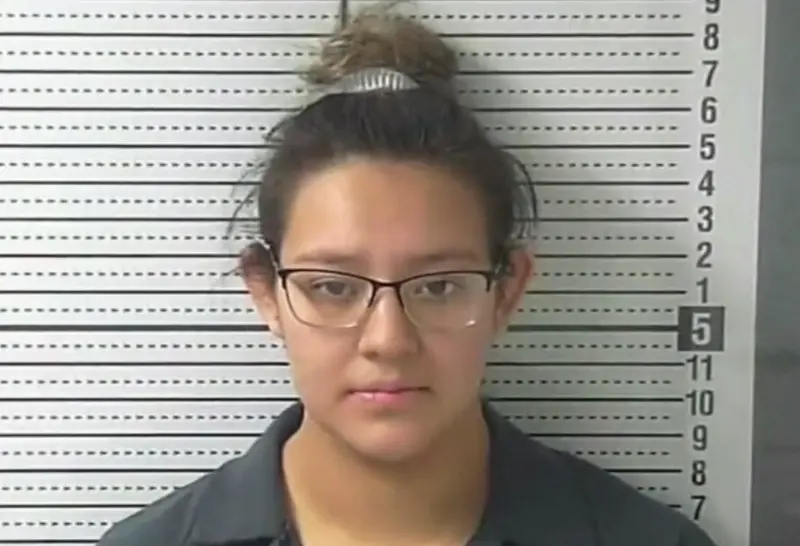 <p> La joven confes&oacute; haber tirado al reci&eacute;n nacido al contenedor. Fuente: Twitter @Vengador2100 </p>