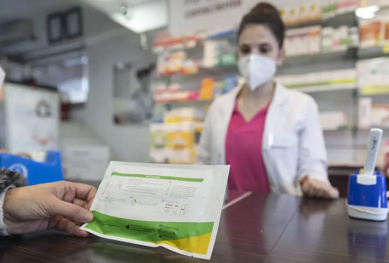 <p> Una mujer con un test de ant&iacute;genos en la farmacia &lsquo;Las Gemelas&rsquo;, a 10 de enero de 2022, en Madrid (Espa&ntilde;a). - Eduardo Parra - Europa Press </p>