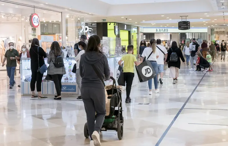 <p> Archivo - Varias personas en el parque comercial Xanad&uacute; - A. P&eacute;rez Meca - Europa Press - Archivo </p>