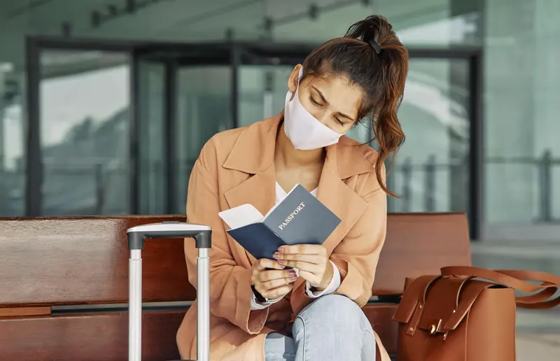 <p> Archivo - Viajera mirando pasaporte. - CEAV - Archivo </p>