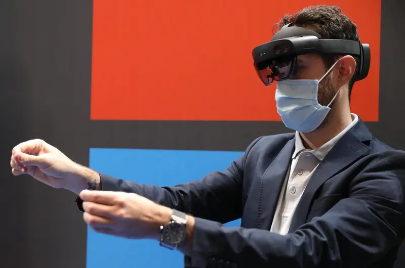 <p> Archivo - Un joven observa con unas gafas de realidad virtual en el Tech Show en la Feria de Madrid, Ifema, a 28 de octubre de 2021, en Madrid, (Espa&ntilde;a). - Isabel Infantes - Europa Press - Archivo </p>