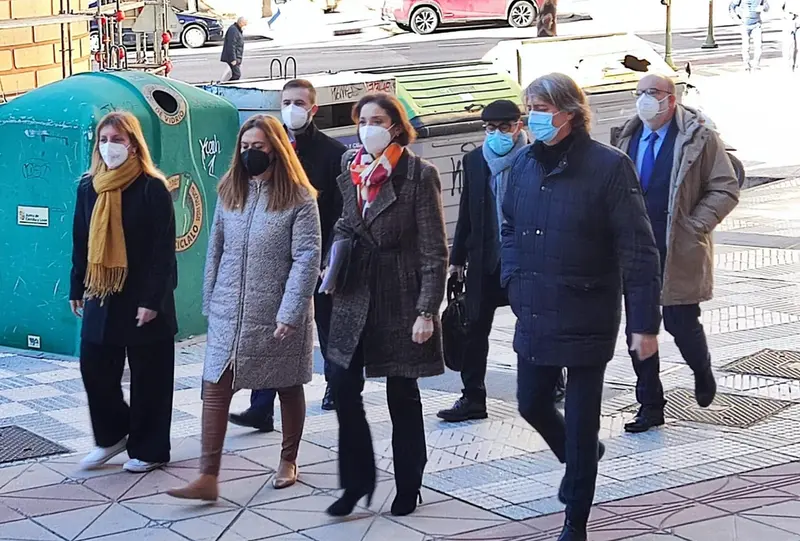 <p> Reyes Maroto junto con miembros del PSOE en Soria. - EUROPA PRESS </p>