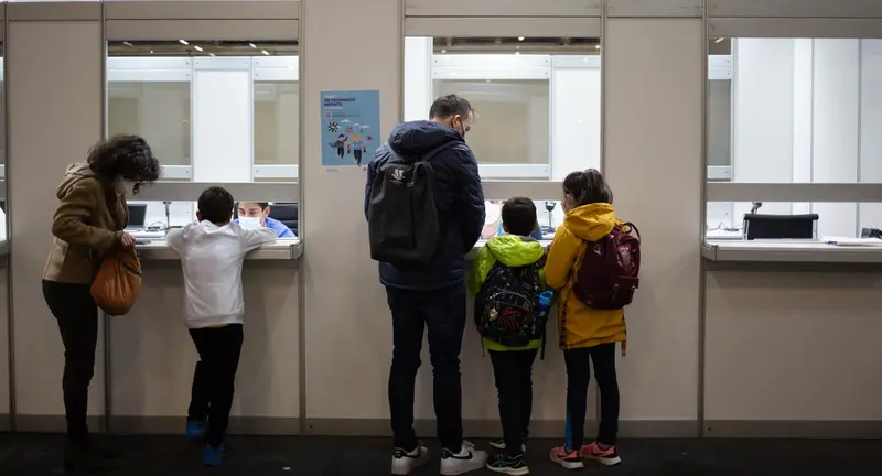 <p> Varios ni&ntilde;os acuden a recibir la vacuna contra el Covid-19, en la Fira de Barcelona, a 15 de diciembre de 2021, en Barcelona, Catalunya (Espa&ntilde;a). Hoy comienza en toda Espa&ntilde;a la vacunaci&oacute;n contra el Covid-19 para ni&ntilde;os de entre 5 y 11 a&ntilde;os. - David Zorrakino - Europa Press </p>