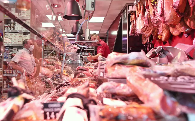 <p> Archivo - Un hombre trabaja en una carnicer&iacute;a - Eduardo Parra - Europa Press - Archivo </p>