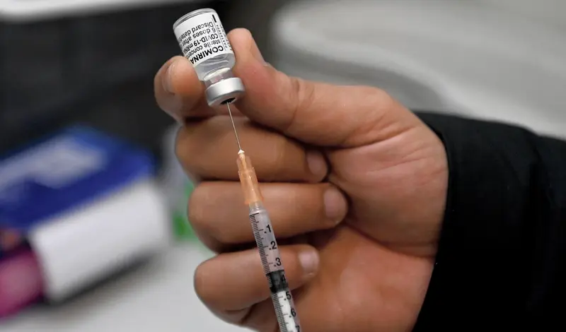 <p> Archivo - Una vacuna de Pfizer contra el coronavirus antes de su inoculaci&oacute;n. - Bianca De Marchi/AAP/dpa - Archivo </p>