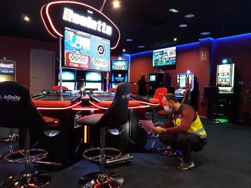 <p> Foto de archivo de una inspecci&oacute;n en una casa de apuestas de Andaluc&iacute;a </p>