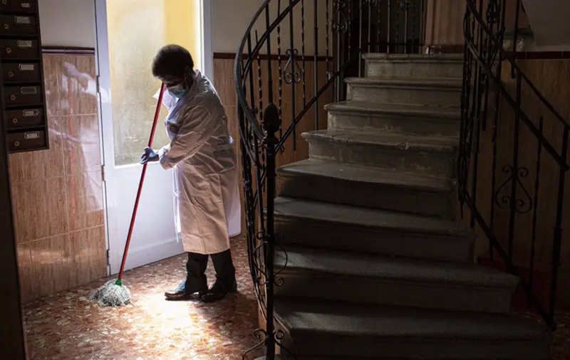 <p> Archivo - La limpiadora Amalia Caballero, ejerciendo su profesi&oacute;n durante la pandemia del Covid - Oxfam Intermon - Archivo </p>