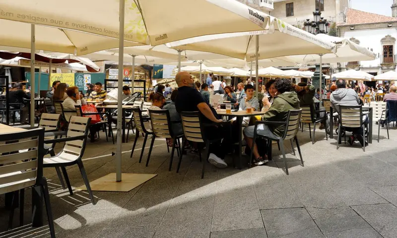 <p> Archivo - Varias personas en una terraza de Vigo, a 26 de junio de 2021, en Pontevedra, Galicia (Espa&ntilde;a). - Marta V&aacute;zquez Rodr&iacute;guez - Europa Press - Archivo </p>