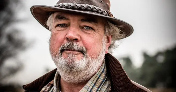 <p> Hombre anciano mirando a c&aacute;mara. Fuente: Twitter @MRizaldos </p>