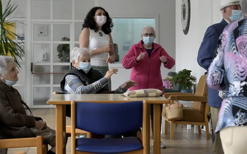 <p> Archivo - Varios mayores en una residencia de mayores - M. Dylan - Europa Press - Archivo </p>