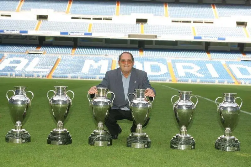 <p> Paco Gento junto a las 6 Copas de Europa que gan&oacute; </p>