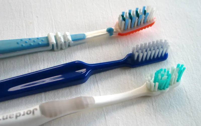 <p> Cepillos de dientes. WIKIPEDIA </p>
