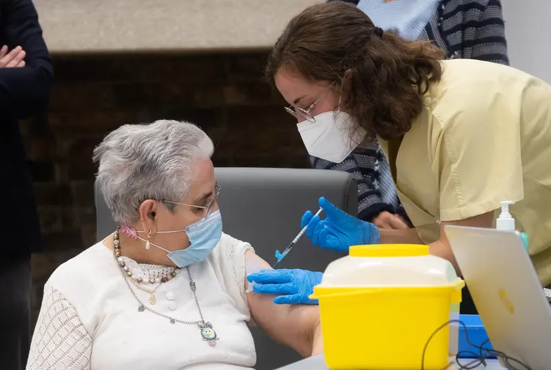 <p> Archivo - Nieves Cabo recibe la tercera dosis de Pfizer, o dosis 'extra', en la residencia Santiago Puerta del Camino, a 21 de septiembre de 2021, en Santiago de Compostela, A Coru&ntilde;a, Galicia (Espa&ntilde;a). - C&eacute;sar Arxina - Europa Press - Archivo </p>