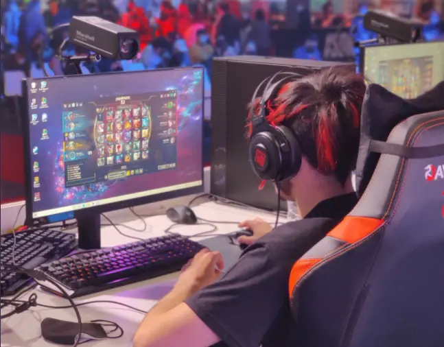 <p> Joven jugando en un torneo gaming patrocinado por Amazon University Esports. Fuente: Twitter @University_ES </p>