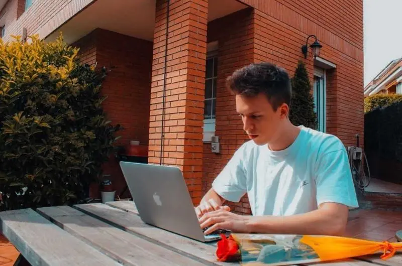 <p> Adri&aacute;n S&aacute;enz acumula m&aacute;s de 27 millones de visualizaciones en su canal de YouTube. </p>