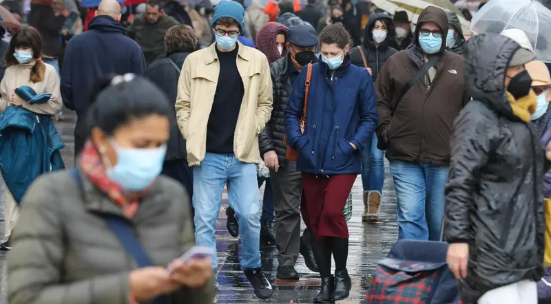 <p> Varias personas con mascarilla, el mismo d&iacute;a que entra en vigor la obligatoriedad de usar mascarilla en exteriores, a 24 de diciembre de 2021, en Madrid, (Espa&ntilde;a). Fue el pasado 26 de junio cuando el Gobierno central decidi&oacute; poner fin a la obligatoriedad - Marta Fern&aacute;ndez Jara - Europa Press </p>