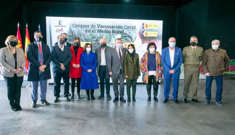 <p> El presidente de Castilla-La Mancha, Emiliano Garc&iacute;a-Page, ha visitado, junto a la ministra de Sanidad, Carolina Darias, y la ministra de Defensa, Margarita Robles, un equipo m&oacute;vil de vacunaci&oacute;n frente a la Covid desplegado en la provincia de Ciudad Real - JCCM/A.PEREZ HERRERA </p>