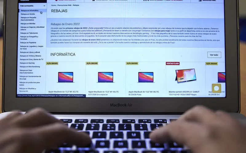 <p> Una persona compra con su ordenador durante la semana en que han dado comienzo las Rebajas Online, a 4 de enero de 2022, en Madrid, (Espa&ntilde;a). La temporada de rebajas de enero y febrero aumentar&aacute; un 7,5% la contrataci&oacute;n, impulsada por el comercio tradicion - Jes&uacute;s Hell&iacute;n - Europa Press </p>