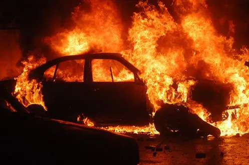 <p> Coche en llama. Fuente: Twitter @Tonielachas </p>