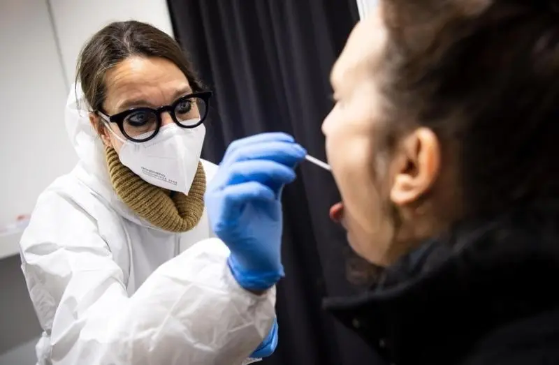 <p> La variante &Oacute;micron ya es la m&aacute;s com&uacute;n en Europa. </p>