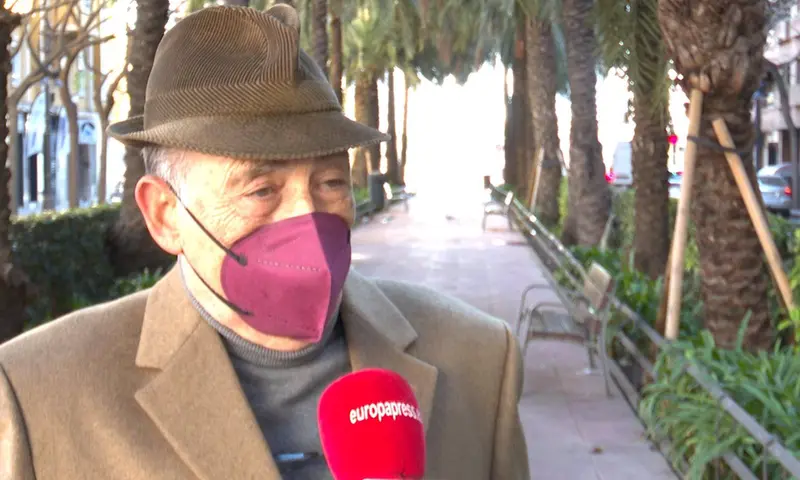 <p> Carlos San Juan sigue recogiendo firmas para pedir a los bancos un "trato humano" con las personas mayores. - EUROPA PRESS </p>