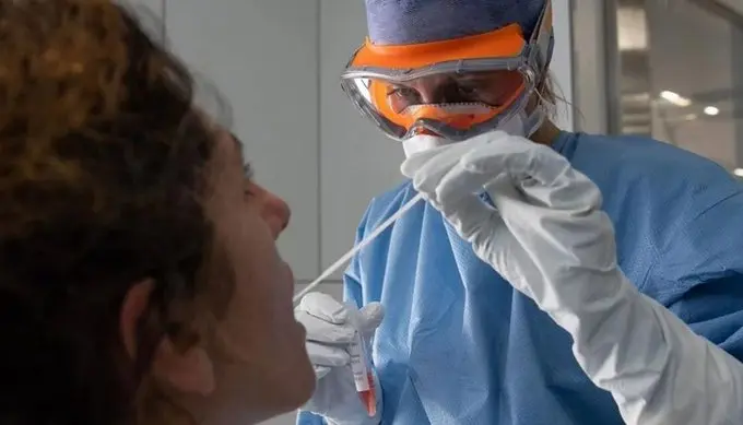 <p> Sanitario realizando test de ant&iacute;genos. Fuente: Twitter @nkreplak </p>