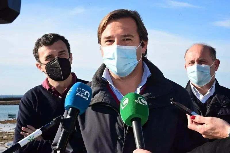 <p> El coordinador general del PP-A, Antonio Repullo, atiende a los medios en C&aacute;diz </p>