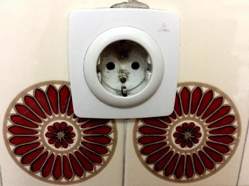 <p> Archivo - Enchufe, enchufes, electricidad, red el&eacute;ctrica - EUROPA PRESS - Archivo </p>