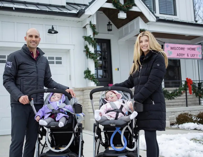 <p> Las gemelas siamesas separadas y acompa&ntilde;adas de sus padres. Fuente: Twitter @MikeSington </p>