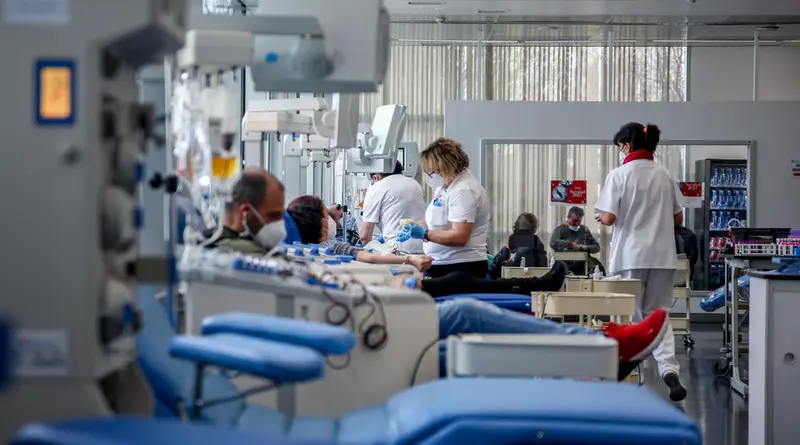 <p> Varias personas donan sangre en el centro de Transfusi&oacute;n de Valdebernardo, a 8 de enero de 2022, en Madrid (Espa&ntilde;a). - Ricardo Rubio - Europa Press </p>