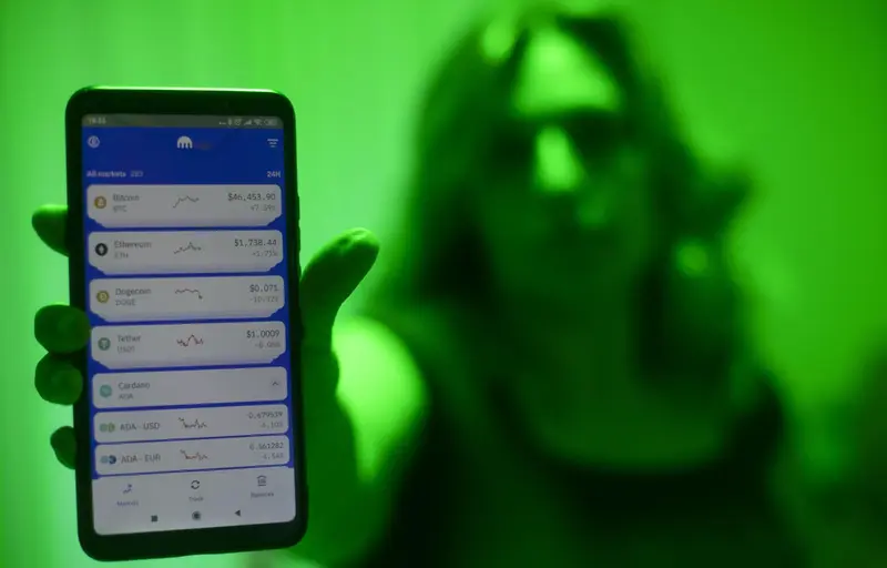 <p> Archivo - Una internauta utiliza la aplicaci&oacute;n Kraken para invertir en criptomonedas, en Madrid (Espa&ntilde;a), a 9 de febrero de 2021. - Eduardo Parra - Europa Press - Archivo </p>