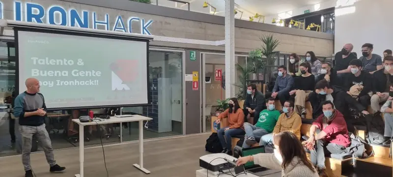 <p> Charla de Ironhack connn alumnos y j&oacute;venes. Fuente: Twitter @HechoCompany </p>