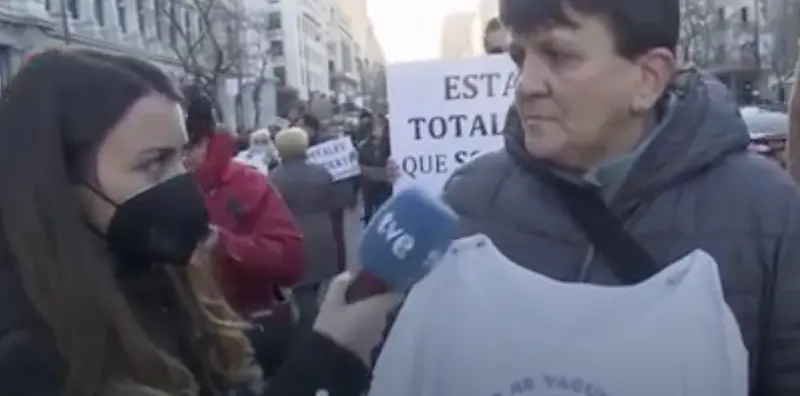 <p> Momento de la reportera junto a la mujer antivacunas </p>