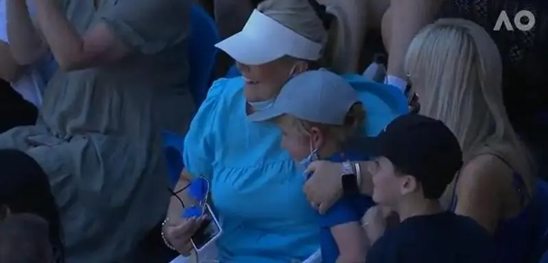 <p> Nick Kyrgios le regal&oacute; su raqueta al ni&ntilde;o. </p>