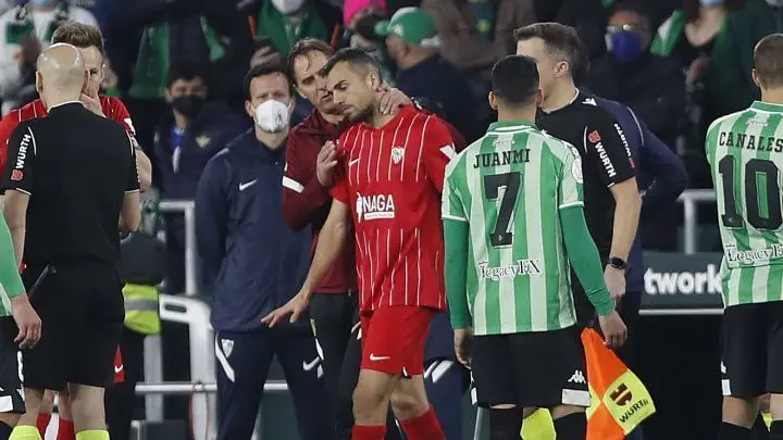 <p> El gesto de Lopetegui llevando a Jord&aacute;n ante los &aacute;rbitros </p>