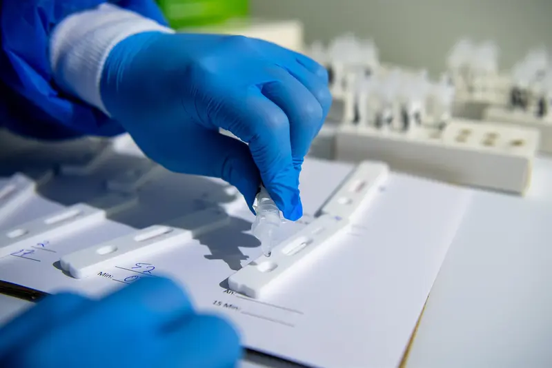 <p> Test de ant&iacute;genos (archivo) - Sina Schuldt/dpa </p>