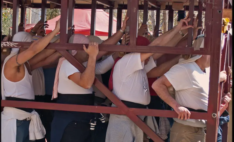 <p> Ensayo de costaleros antes de la pandemia. WIKIPEDIA </p>