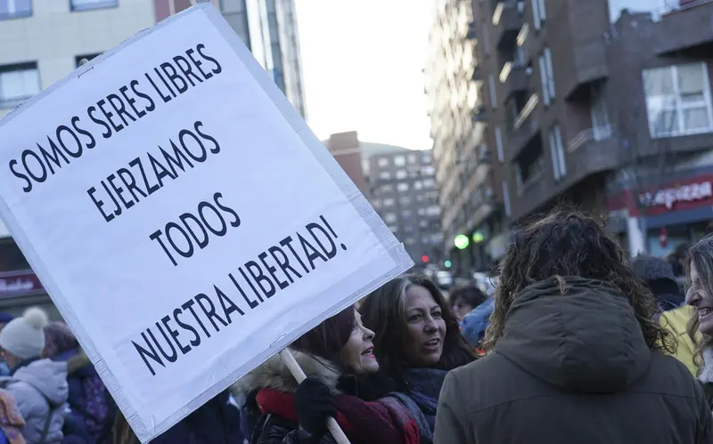 <p> Varios manifestantes recorren las calles del casco hist&oacute;rico de Bilbao exigiendo la eliminaci&oacute;n del pasaporte covid, a 22 de enero de 2022, en Bilbao, Euskadi (Espa&ntilde;a). - H.Bilbao - Europa Press </p>