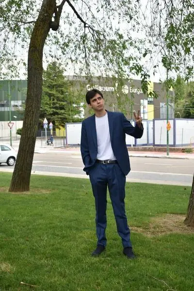 Mirad que bien me he vestido para la despedida. De locos, &iquest;Verdad?