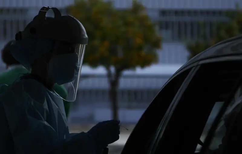 <p> Archivo - Contraluz de una sanitaria con un hisopo en la mano para realizar una prueba PCR durante la realizaci&oacute;n de PCR en el autocovid instalado en el Hospital Militar, a 28 de diciembre de 2021 en Sevilla (Andaluc&iacute;a, Espa&ntilde;a) - Joaquin Corchero - Europa Press - Archivo </p>